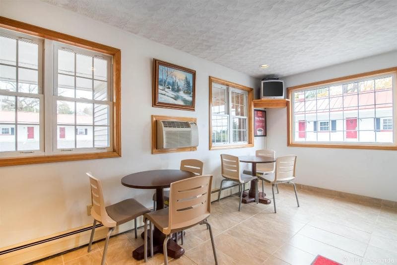 Econo Lodge St. Albans photo 2