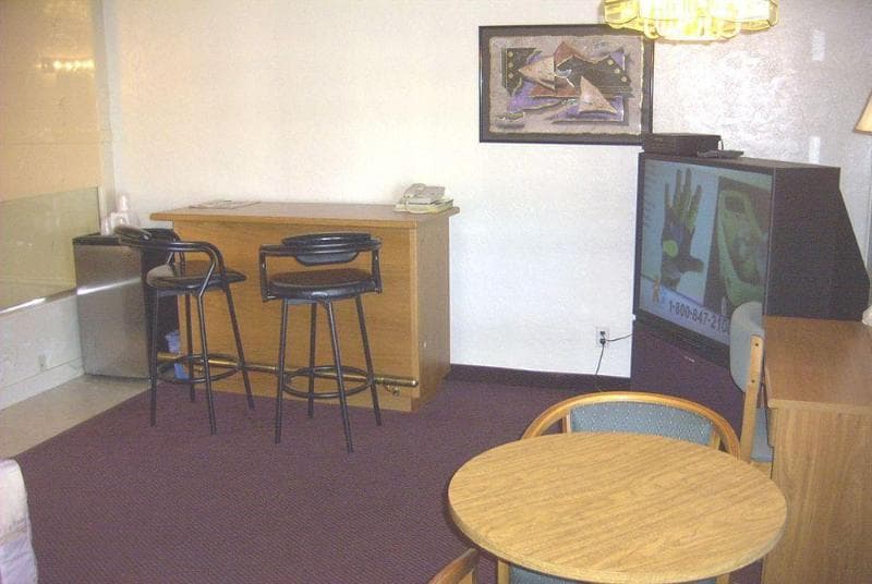 Red Carpet Inn Medford photo 5